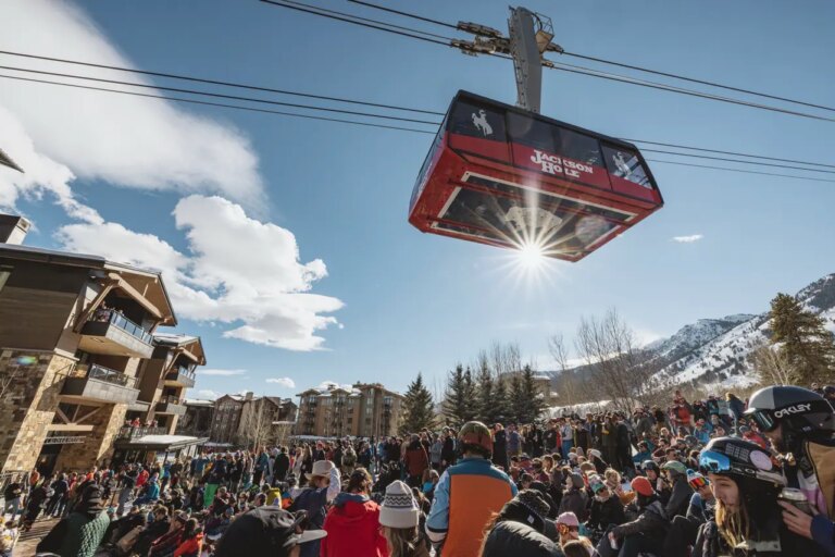 Le point chaud pour l&rsquo;après-ski et le ski ce printemps est la station de montagne de Jackson Hole, Wyoming