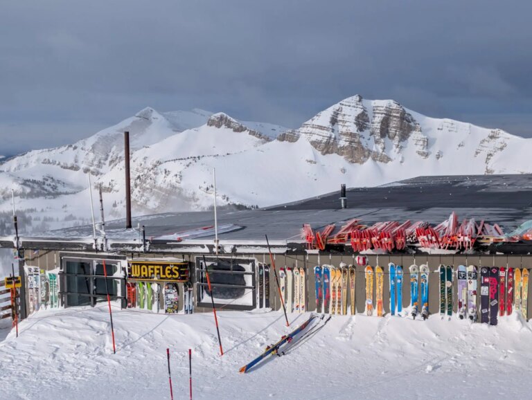Jackson Hole, Wyoming, rapport : Journée de poudreuse ensoleillée avec 94 % du manteau neigeux moyen