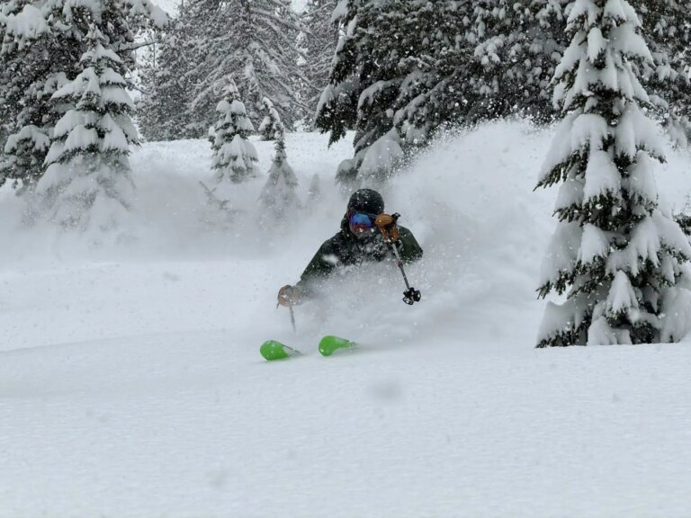 (PHOTOS) Les domaines skiables du Montana subissent jusqu&rsquo;à 29 pouces de neige