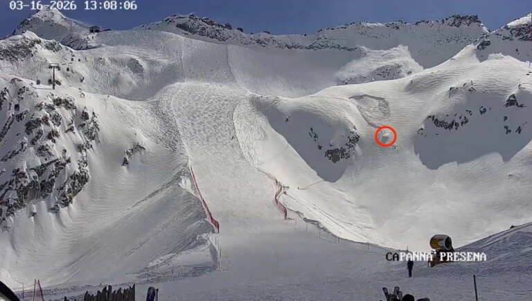 (VIDÉO) Un skieur de 19 ans dans un état critique après qu&rsquo;une avalanche l&rsquo;a enterré à la station Passo del Tonale, en Italie