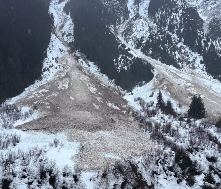 Le cycle des avalanches provoquées par la pluie force la fermeture de la route transcanadienne en Colombie-Britannique