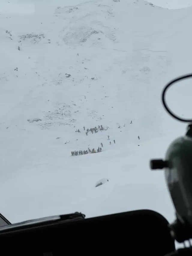 Secouristes sur place lors de l'avalanche du Val Ridanna, vue du ciel. | Photo de : La Presse