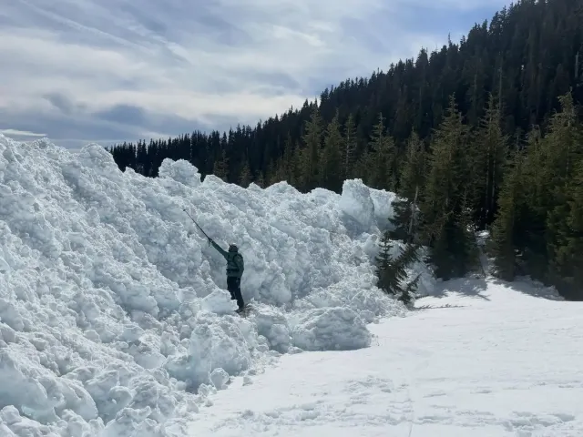 Skieur à côté des débris d'avalanche.