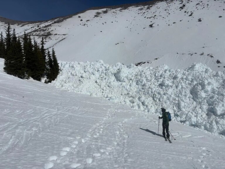 L&rsquo;énorme mont Hood, OR, une avalanche s&rsquo;étend sur 4 500 pieds