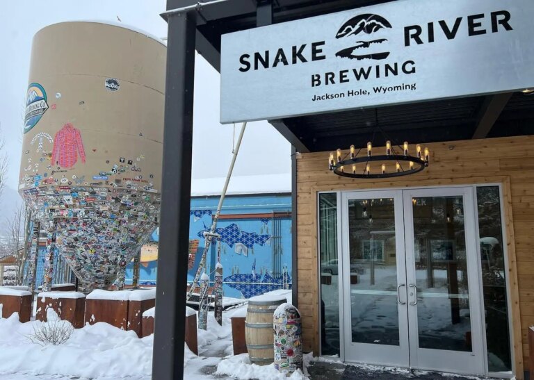 Depuis plus de 30 ans, Snake River Brewing est le lieu incontournable de l&rsquo;après-midi à Jackson, dans le Wyoming.