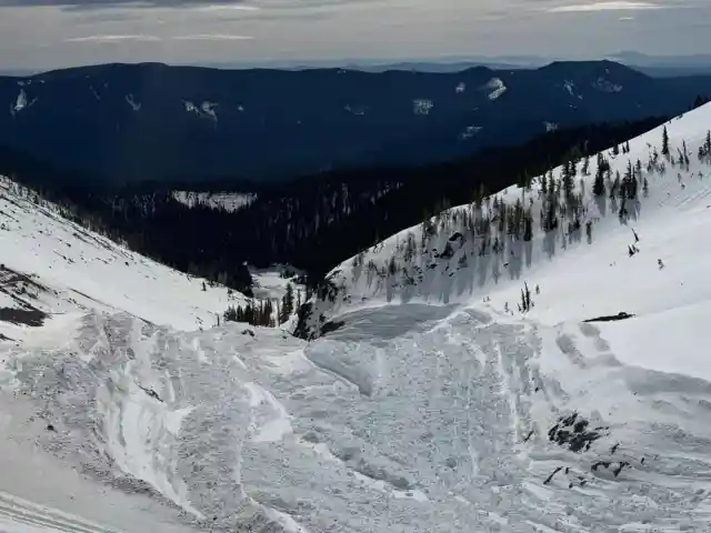 mont. chemin d'avalanche de capot