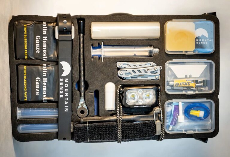 Ce kit de sauvetage ultime dans l&rsquo;arrière-pays ne pèse que 2 livres et contient des outils personnalisés ingénieux