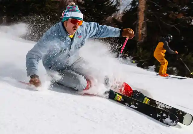 Au total, 3 320 personnes ont participé à la 2e édition annuelle de Ski in Jeans à Jackson Hole Mountain Resort le 7 décembre, établissant un nouveau record du monde pour les skieurs et planchistes en jeans | Photo : Connor Burkesmith/JHMR