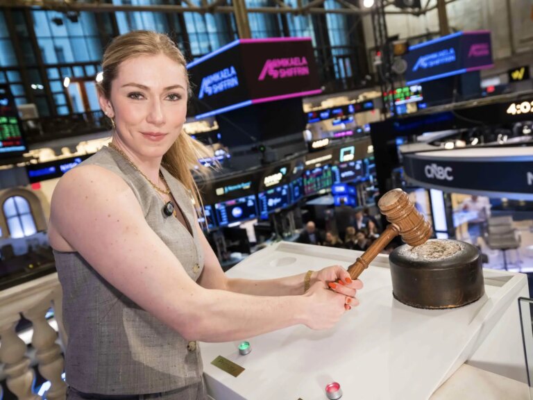 Mikaela Shiffrin sonne la cloche de clôture du NYSE et réfléchit à sa carrière et à son avenir dans une interview avec CNBC