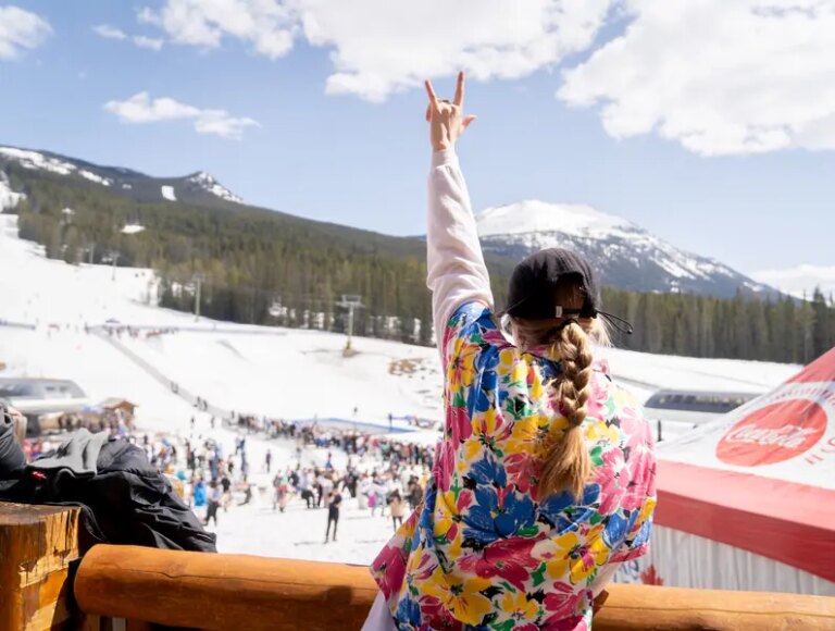 Ski de printemps avec une épaisse couche de neige et d&rsquo;excellentes conditions à Banff Sunshine, au mont. Norquay et à la station de ski de Lake Louise, AB