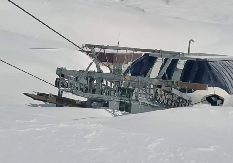 Une tempête de neige de fin de saison enterre les Apennins italiens et submerge les remontées mécaniques