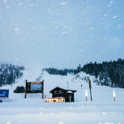 La saison à Mammoth Mountain, en Californie, continue de se dérouler fort après 18 pouces de chute de neige