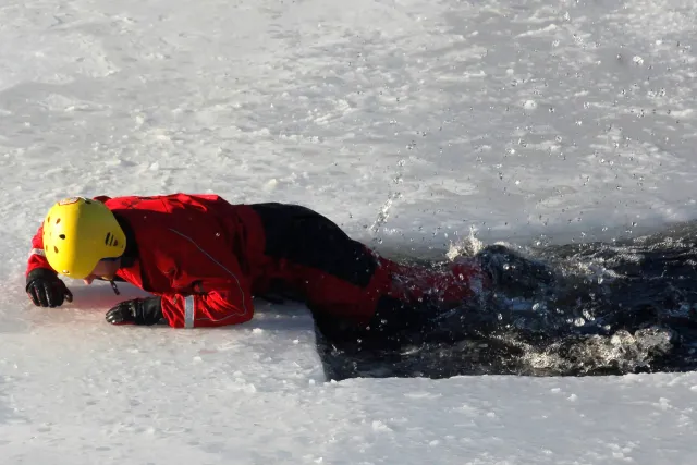 devenir horizontal sur la glace après être tombé à travers