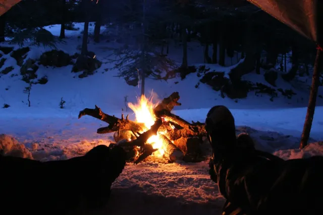 allumer un feu pour traiter l'hypothermie après une chute de glace