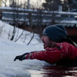 Tomber à travers la glace peut tuer en quelques minutes – voici exactement comment survivre