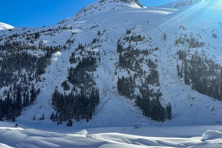 Un motoneigiste tué dans une avalanche dans les montagnes Omineca en Colombie-Britannique après avoir été enseveli sous 6 pieds de neige