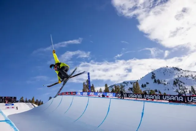 Passer dans le pipe à Mammoth pendant le Grand Prix. Crédit photo : VisitMammoth.com