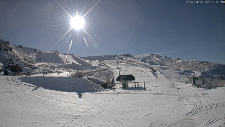 (PHOTOS) Les chutes de neige de début de saison frappent les domaines skiables de Nouvelle-Zélande