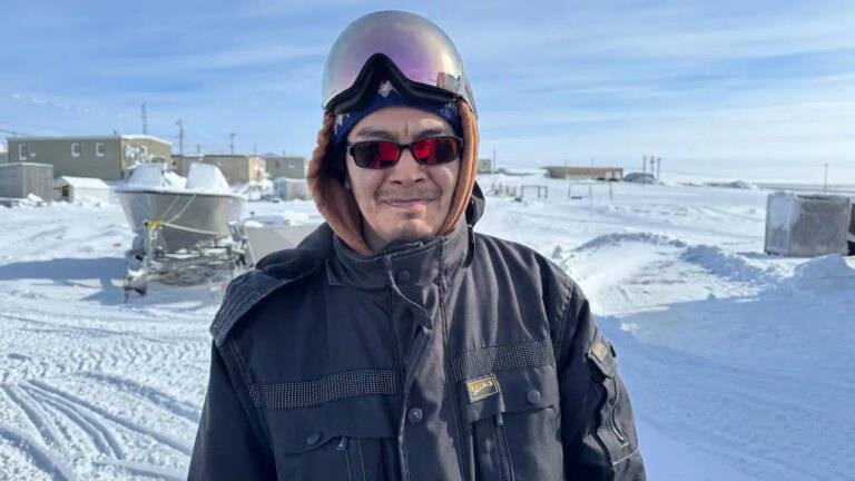 Nunavut, Canada, un homme survit 3 jours dans une tempête de neige arctique sans nourriture ni abri avant de remporter l&rsquo;or en volleyball