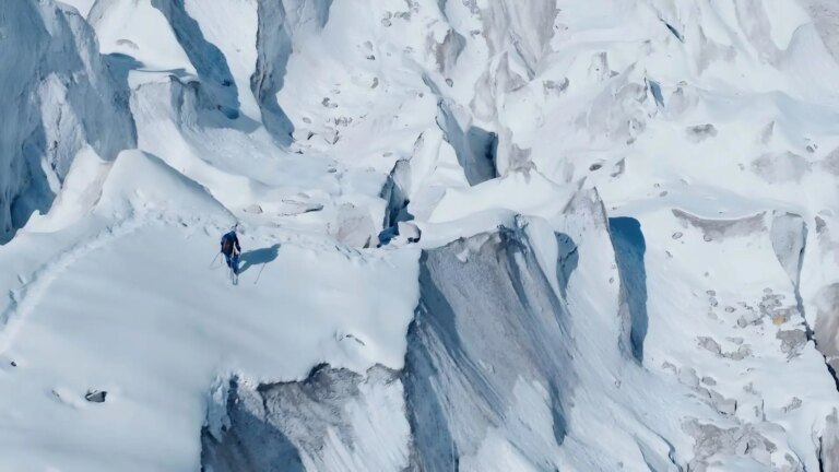 Route d&rsquo;escalade vers le mont Everest bloquée par un bloc de glace géant