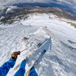 Mammoth Mountain, Californie, les heures de printemps signifient des départs précoces et la meilleure neige de maïs de l&rsquo;année