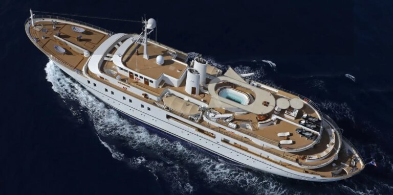 Une odyssée à la Gatsby jusqu&rsquo;au bout de la Terre : skier en Antarctique à bord du superyacht ultra-luxueux Sherakhan