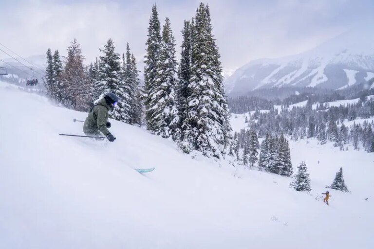 Banff Sunshine Village, Alberta, à une tempête du record historique de chutes de neige