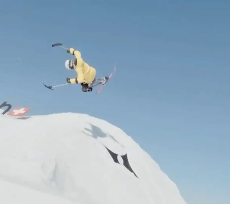 Jay Rawe réécrit l&rsquo;histoire avec le premier style de ski assis au monde au Japon