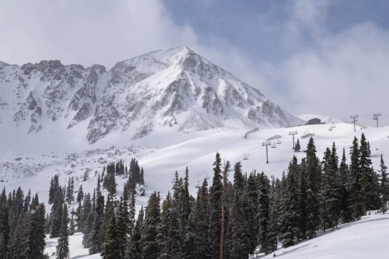 Le bassin Arapahoe du Colorado prolonge la saison de ski jusqu&rsquo;à la mi-mai après de nouvelles chutes de neige