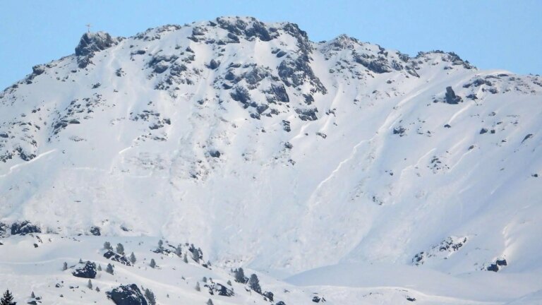 Le rapport sur les avalanches de l&rsquo;Euregio 2025-26 révèle un écart mortel entre les prévisions et les décisions en montagne