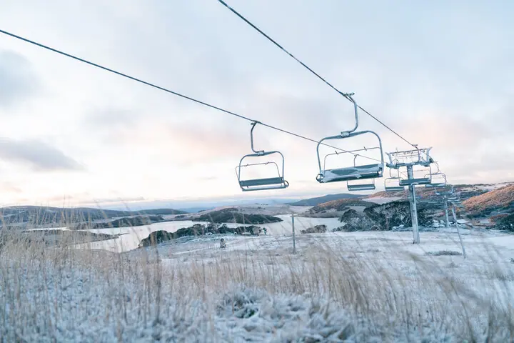 (PHOTOS) La saison de ski australienne a un premier avant-goût de l&rsquo;hiver alors que la neige tombe sur les stations alpines