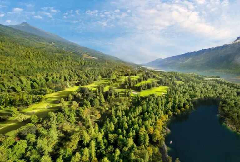 Revelstoke Mountain Resort, en Colombie-Britannique, se dote d&rsquo;un terrain de golf et se transforme en une centrale 4 saisons