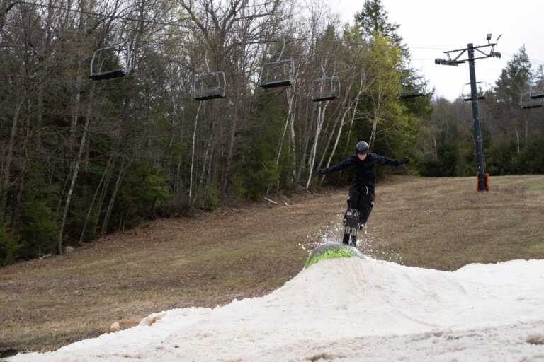 Crotched Mountain, NH, termine la saison avec un événement annuel dans le parc du 1er mai