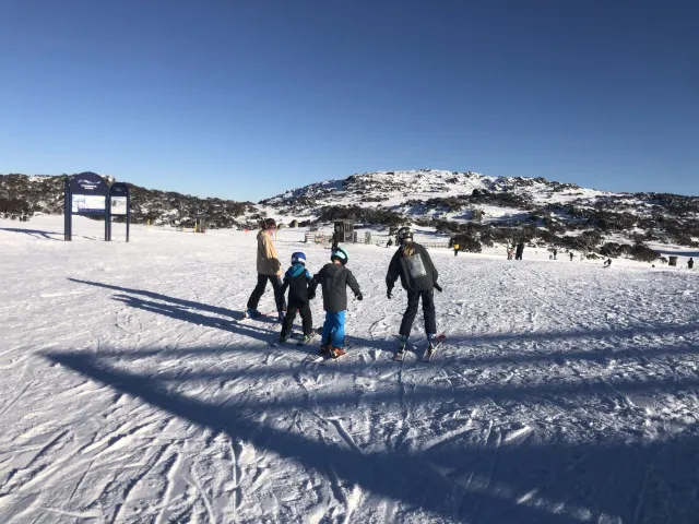 conseils pour skier avec des enfants - skier en famille sur une piste damée