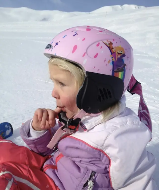 jeune skieur prenant une pause sur la montagne
