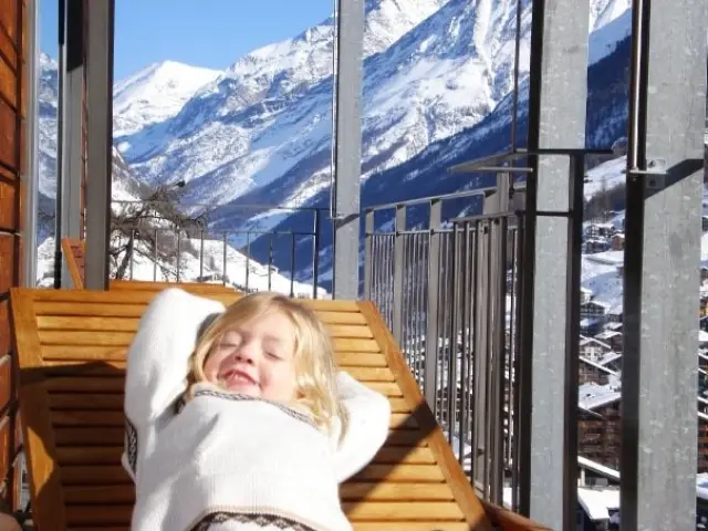 un enfant heureux rit et profite d'une journée de ski amusante en famille