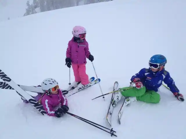 conseils pour skier avec des enfants - enfant retournant sur les pistes de ski après une saison morte