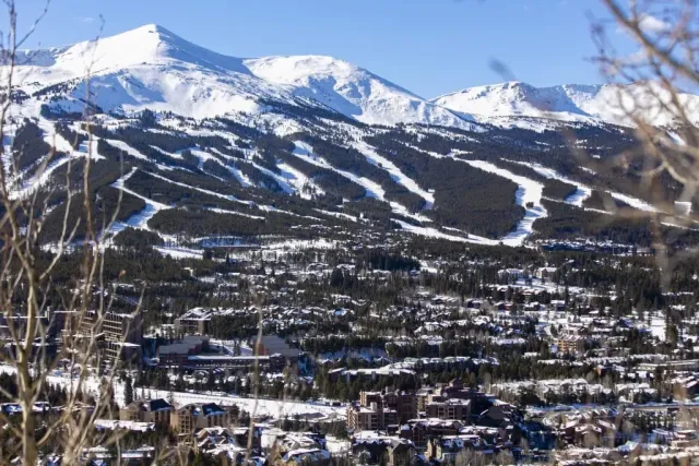 Vue panoramique sur le terrain du Peak 8 à la station de ski de Breckenridge au Colorado, par une claire journée d'hiver
