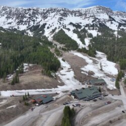Bridger Bowl, MT, verse une prime de fin de saison au personnel après une fermeture anticipée