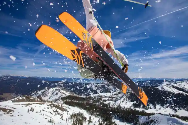 Opérations de ski de printemps à Palisades Tahoe en Californie avec le Funitel en opération mai 2026