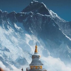Le Népal délivre un record de 492 permis pour l&rsquo;Everest en 2026 malgré de nouvelles règles visant à réduire le trafic