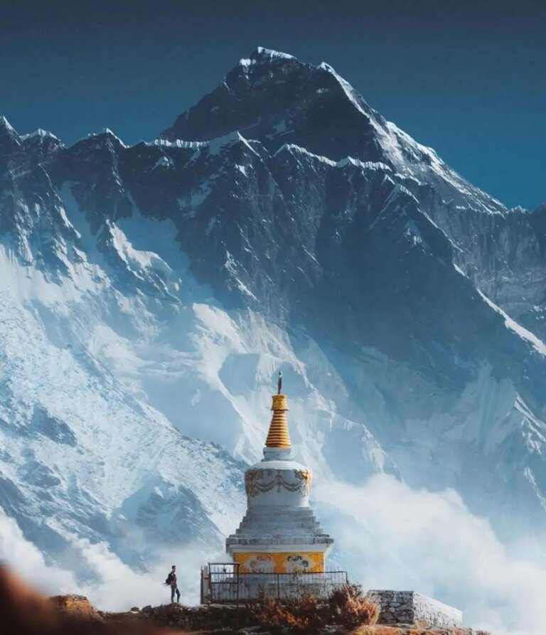 Le Népal délivre un record de 492 permis pour l&rsquo;Everest en 2026 malgré de nouvelles règles visant à réduire le trafic