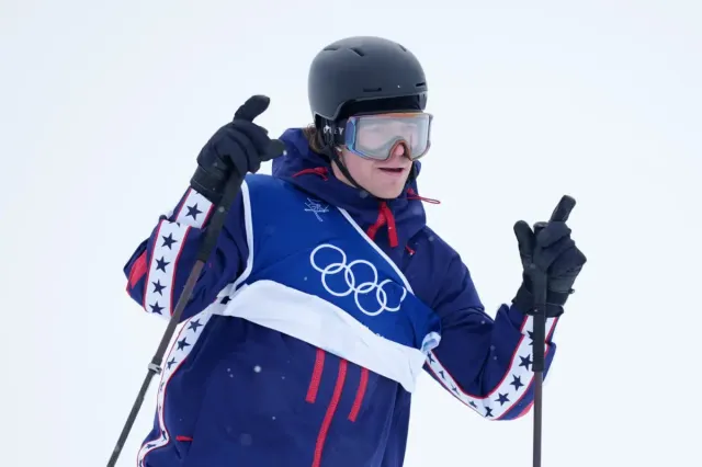 L'olympien Hunter Hess fait clignoter un L à la foule après sa course à la finale de half-pipe masculin des Jeux olympiques d'hiver de Milan-Cortina 2026.