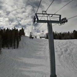 Un enfant de 7 ans s&rsquo;est suspendu à un télésiège Snowmass pendant 20 secondes. Maintenant, sa famille poursuit Aspen Ski Co.