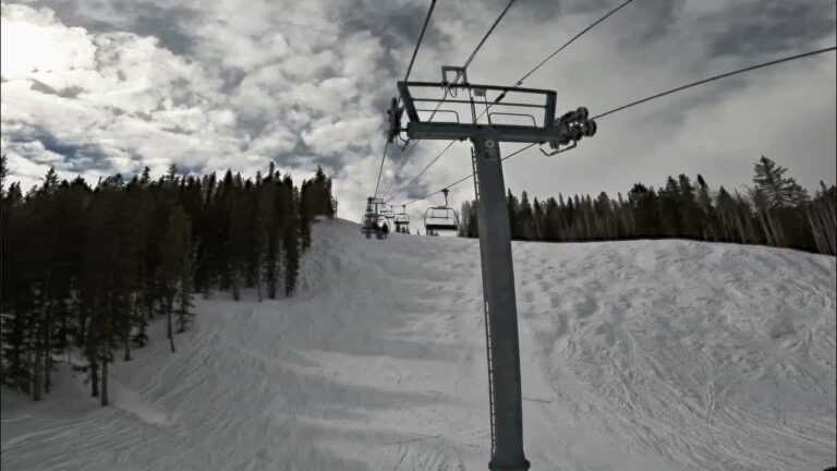Un enfant de 7 ans s&rsquo;est suspendu à un télésiège Snowmass pendant 20 secondes. Maintenant, sa famille poursuit Aspen Ski Co.