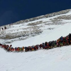 Une ruée record sur le mont Everest voit 2 grimpeurs mourir après la poussée du sommet