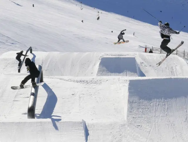 Skieurs et planchistes profitant d'une descente de haut en bas dans la station de ski de Mt Hutt, près de Methven, en Nouvelle-Zélande, cinq fois lauréate du prix de la meilleure station de ski de Nouvelle-Zélande aux World Ski Awards