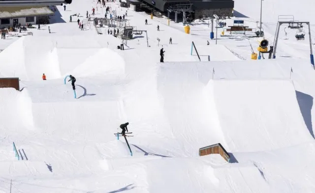 Les rails bleu vif et les configurations élégantes de Perisher