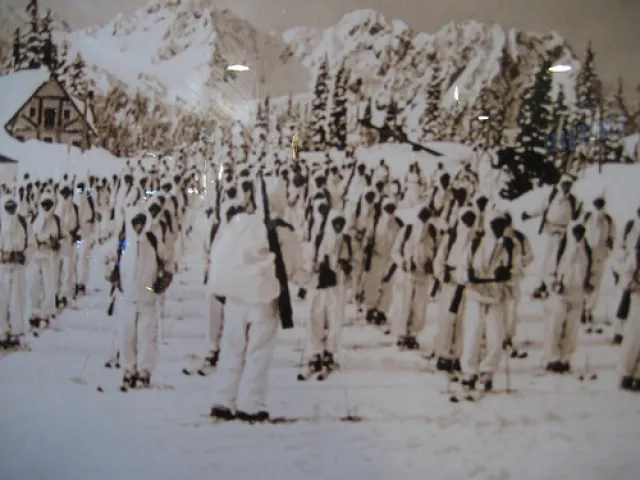 Entraînement de ski de la 10e Division de montagne sur le mont Rainier Washington.