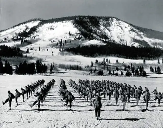Des soldats s'entraînent au Camp Hale Colorado à 9 200 pieds d'altitude pendant la Seconde Guerre mondiale.